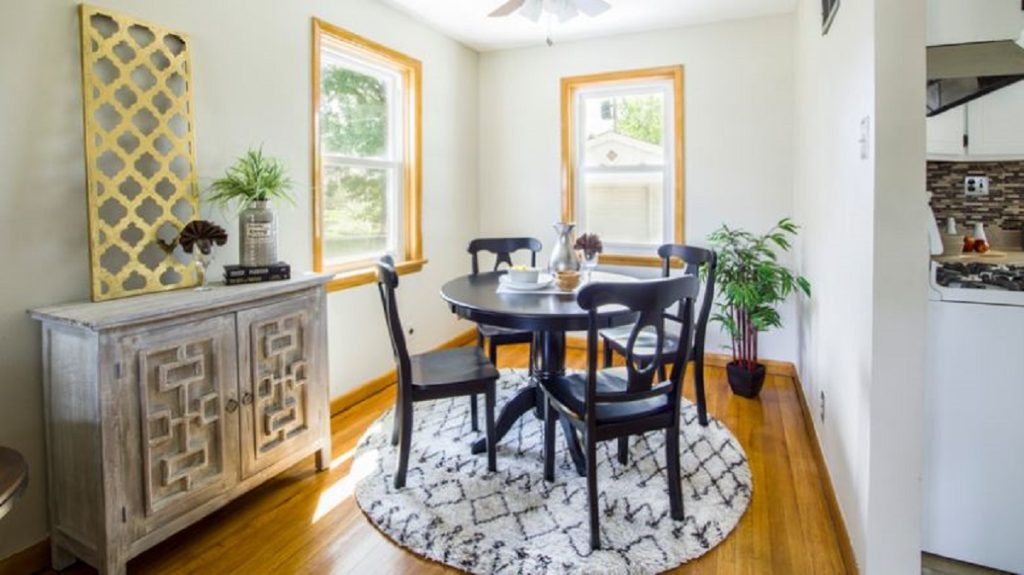 What size round rug for 48' table